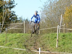 mini_championnat-departemental-de-cyclo-cross-espoirs-seniors-a-pouance-le-9-novembre-2014-546290566c0cd.jpg