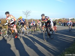 mini_championnat-regional-seniors-de-cyclo-cross-a-pouance-le-4-decembre-2016-584dd6a35c475.jpg