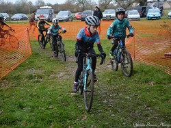 mini_cyclo-cross-ecoles-de-velo-la-poueze-61bceee9f38b5.jpg