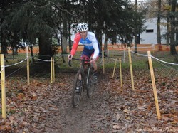 mini_cyclo-cross-espoirs-seniors-la-poueze-61bd09df52be0.jpg